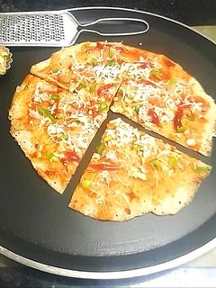 ઉત્તપમ પિઝ્ઝા (Uttapam pizza recipe in Gujarati) રેસીપી મુખ્ય ફોટો