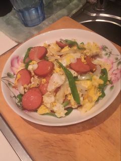Una foto de Reboltillo de perritos calientes y huevos