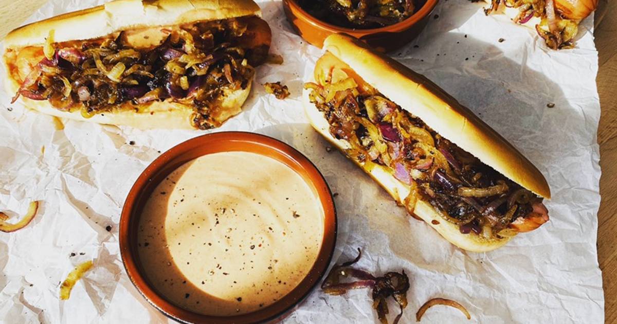 Hot Dogs mit Bratwurst, schneller Hot Dog Sauce & gegrillten Zwiebeln