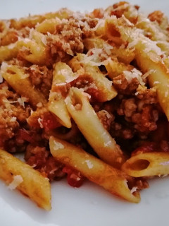 Una foto de Macarrones con carne y tomate