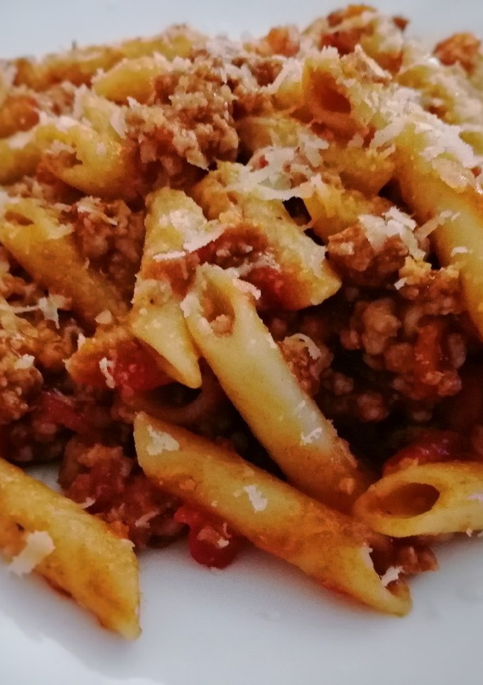 Una foto de Macarrones con carne y tomate