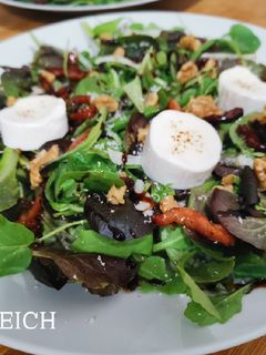 Una foto de Ensalada templada de bacon y queso de cabra
