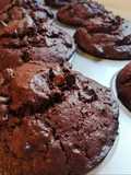 Muffin al cioccolato fondente con gocce di cioccolato