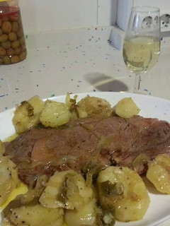 Una foto de Entrecot con patatas panadera