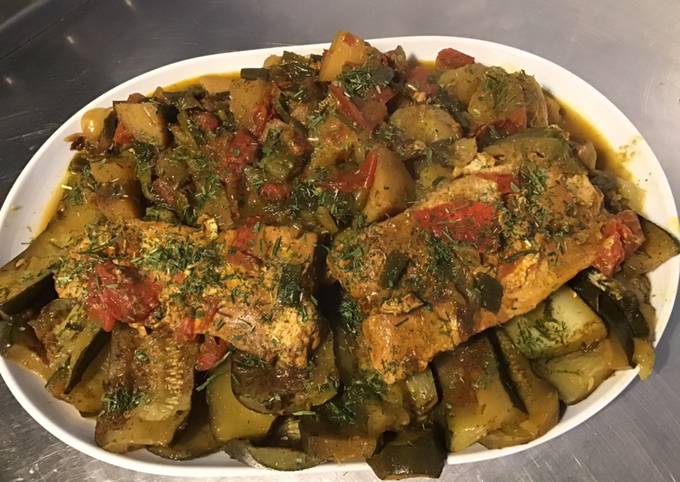 Saumon au méli-mélo de légumes oignons nouveaux et curry