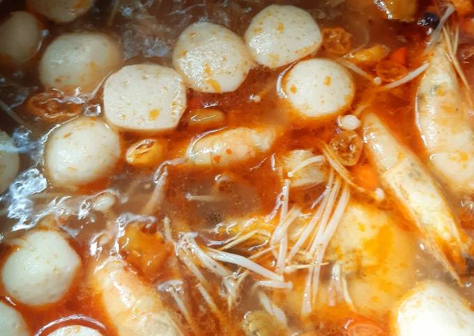 Tom Yam Seafood dan Ceker