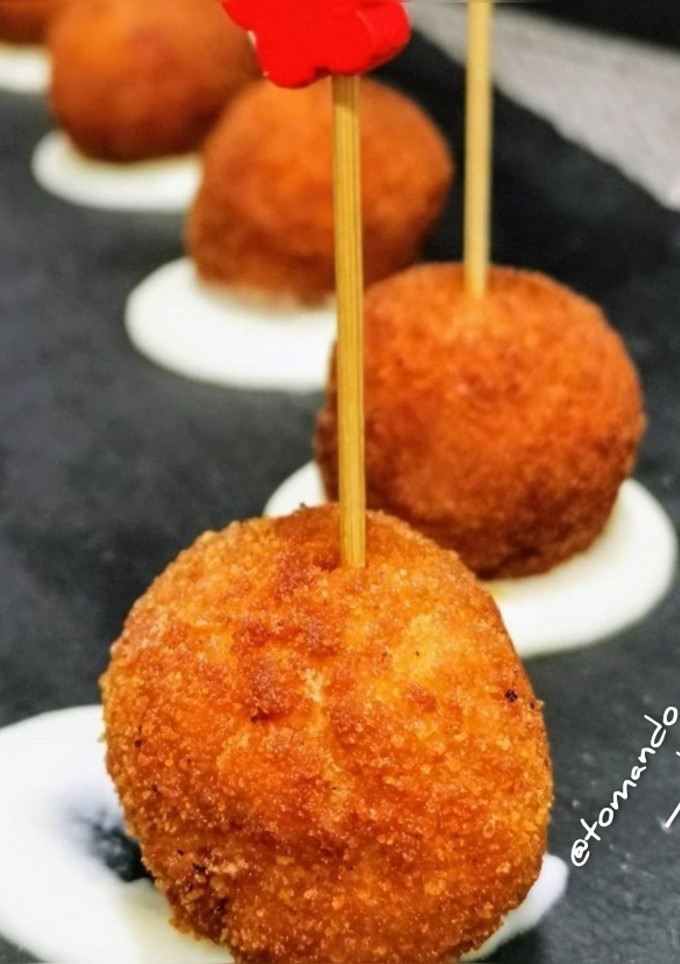 Una foto de Croquetas de chistorra con salsa de queso