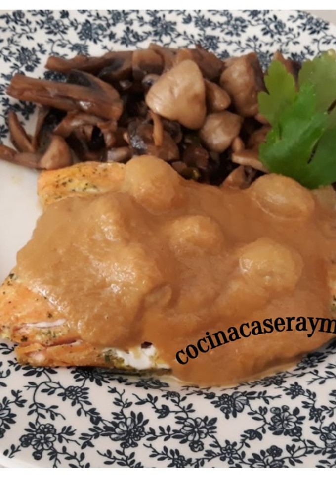 Una foto de Salmón a baja temperatura con salsa de naranja y uvas -cocinado en roner-