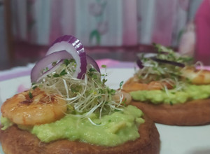 Una foto de Sopes de camarón al mojo de ajo