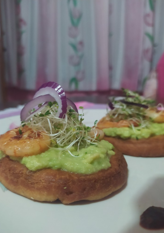 Una foto de Sopes de camarón al mojo de ajo
