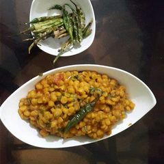 A picture of Bhuni wi chane ki daal.
