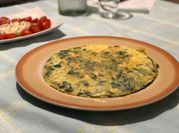 Una foto de comida saludable con acelga