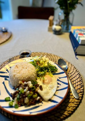 Foto resep Silog (Nasi bawang putih goreng)