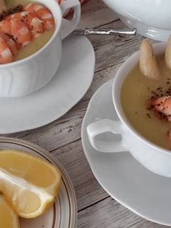 Una foto de Crema de espárragos con gambas