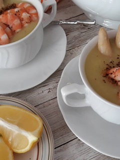 Una foto de Crema de espárragos con gambas