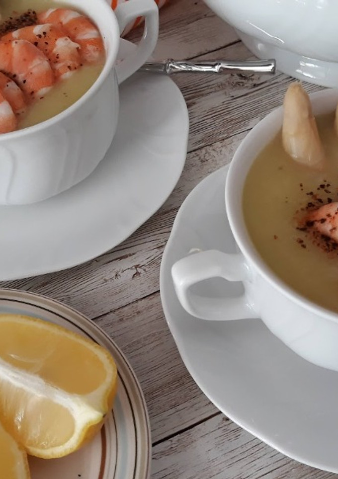 Una foto de Crema de espárragos con gambas
