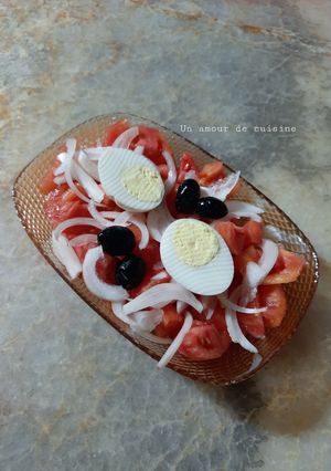 Une photo de Salade de tomates aux œufs durs 🍅🧅🥚🫒
