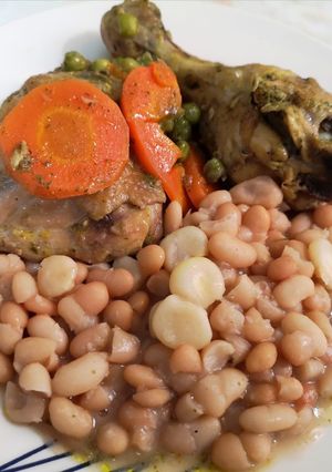 Una foto de Frijoles con seco de pollo