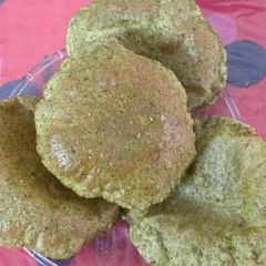 A picture of Palak masala puri.