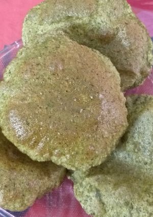 A picture of Palak masala puri.