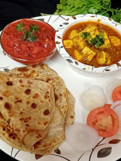पनीर,टमाटर की चटनी और पराठा (paneer tamatar ki chutney aur paratha recipe in Hindi) रेसिपी मुख्य फोटो