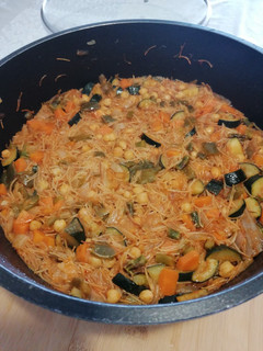 Una foto de 335. Fideuà melosa de verduras con garbanzos vegana