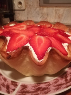Una foto de Concha de mousse de chocolate, nata y fresas