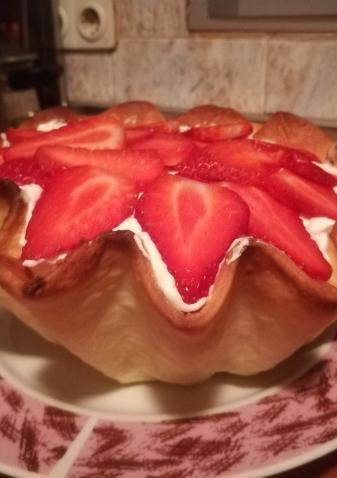 Una foto de Concha de mousse de chocolate, nata y fresas