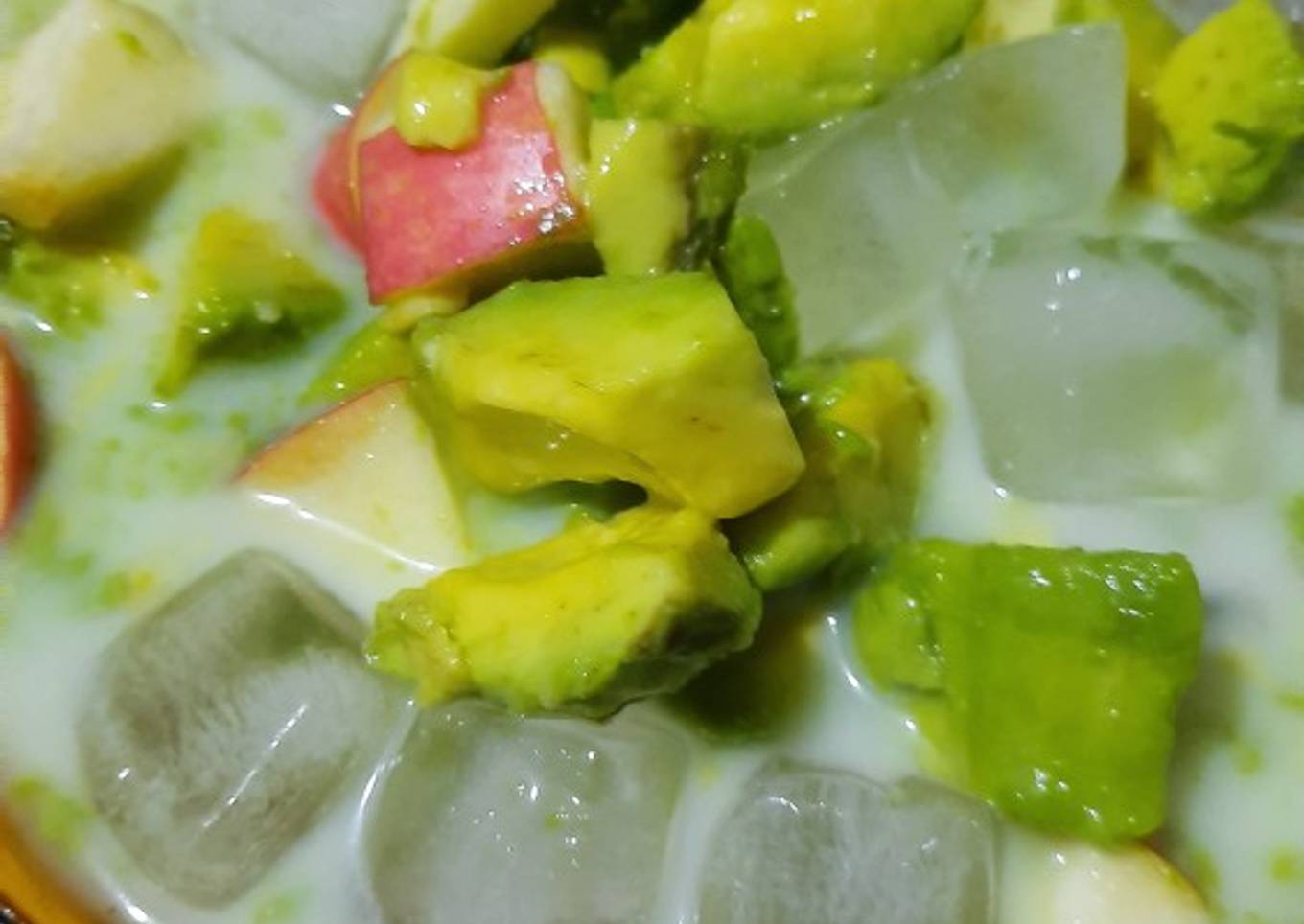 Es buah alpukat dan apel