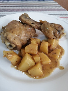 Una foto de Pollo al ajillo con papas