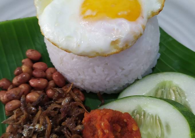 Nasi Gurih (nasi uduk atau nasi lemak)