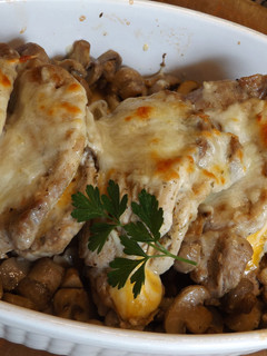 Una foto de Libritos de carne de cerdo rellenos con salsa de champiñones al vino