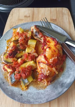 Une photo de Cuisses de poulet au four sauce tomates et courgettes