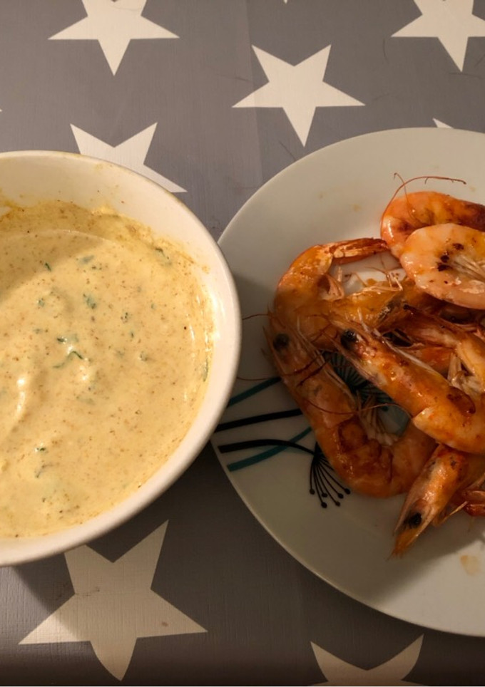 Una foto de Langostinos con salsa de curry al cilantro