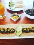 Tapenade de aceitunas negras, alcaparras, maíz y miso