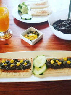 Una foto de Tapenade de aceitunas negras, alcaparras, maíz y miso