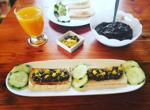 Una foto de Tapenade de aceitunas negras, alcaparras, maíz y miso