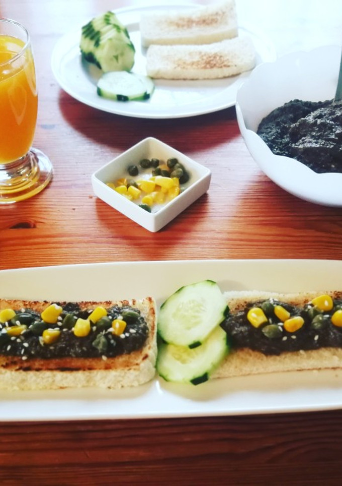 Una foto de Tapenade de aceitunas negras, alcaparras, maíz y miso