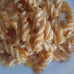 A picture of White sauce pasta.