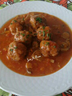 Una foto de Albóndigas de carne mixta en salsa Española