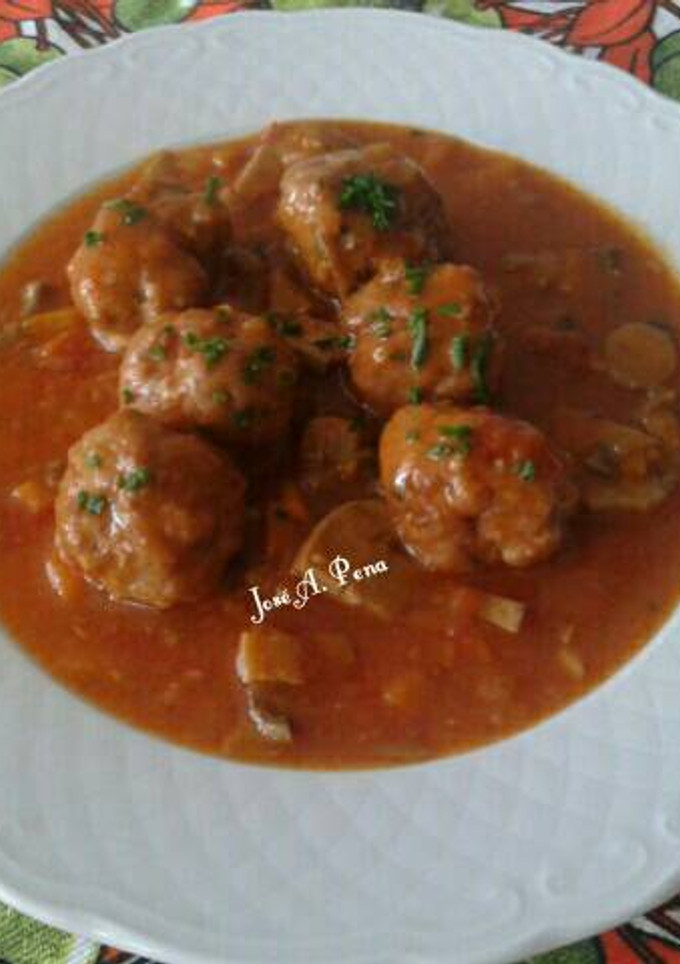 Una foto de Albóndigas de carne mixta en salsa Española