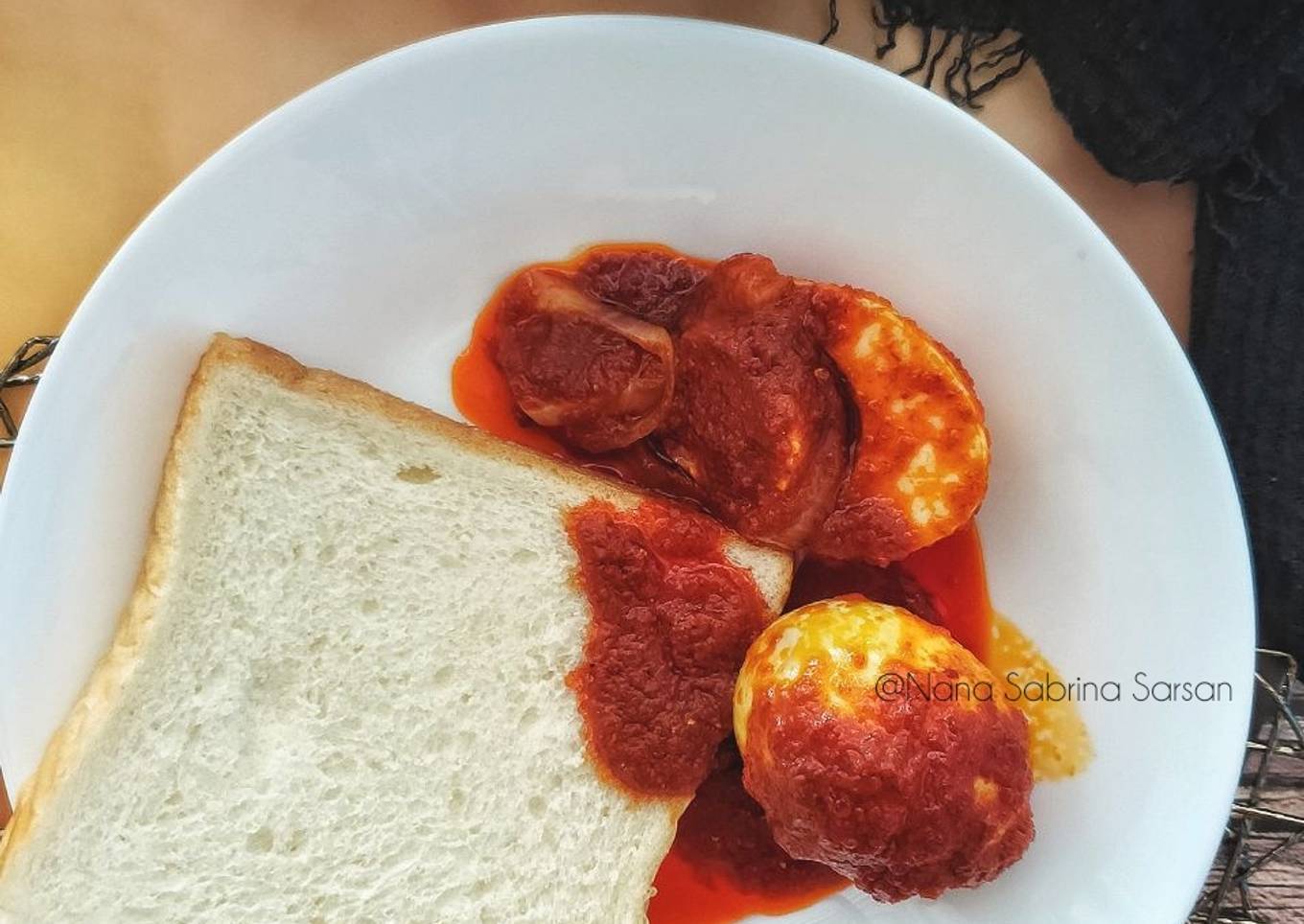 Roti telur rebus dengan sambal sikah