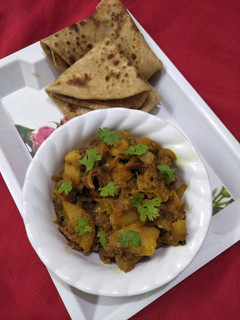 आलू प्याज़ की सब्जी (Aloo Pyaz ki sabzi recipe in Hindi) रेसिपी मुख्य फोटो