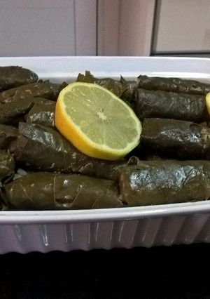 Una foto de Hojas de parra rellenas con muchas especias