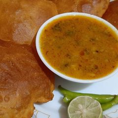 A picture of Bedami puri with aloo masala.