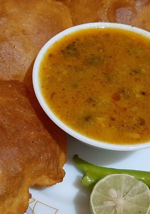 A picture of Bedami puri with aloo masala.