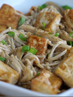 Una foto de Setas Enoki con Tofu (Receta ligera y saludable)