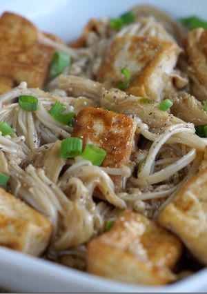 Una foto de Setas Enoki con Tofu (Receta ligera y saludable)