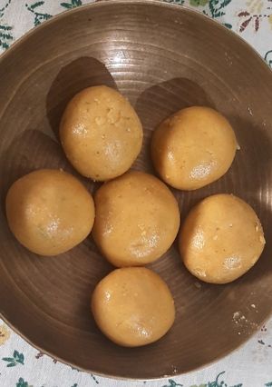 બેસન લાડુ (Besan Laddu recipe in Gujarati) રેસીપી મુખ્ય ફોટો
