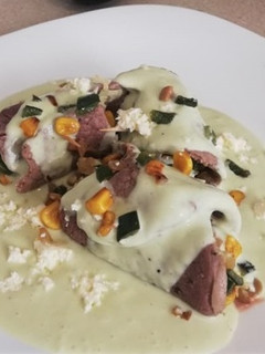 Una foto de Milanesa de res rellena con salsa de aguacate